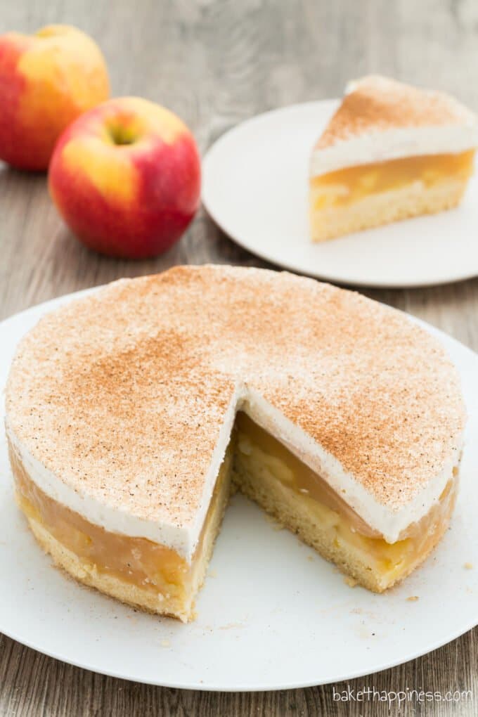 Apple cream tart with pudding