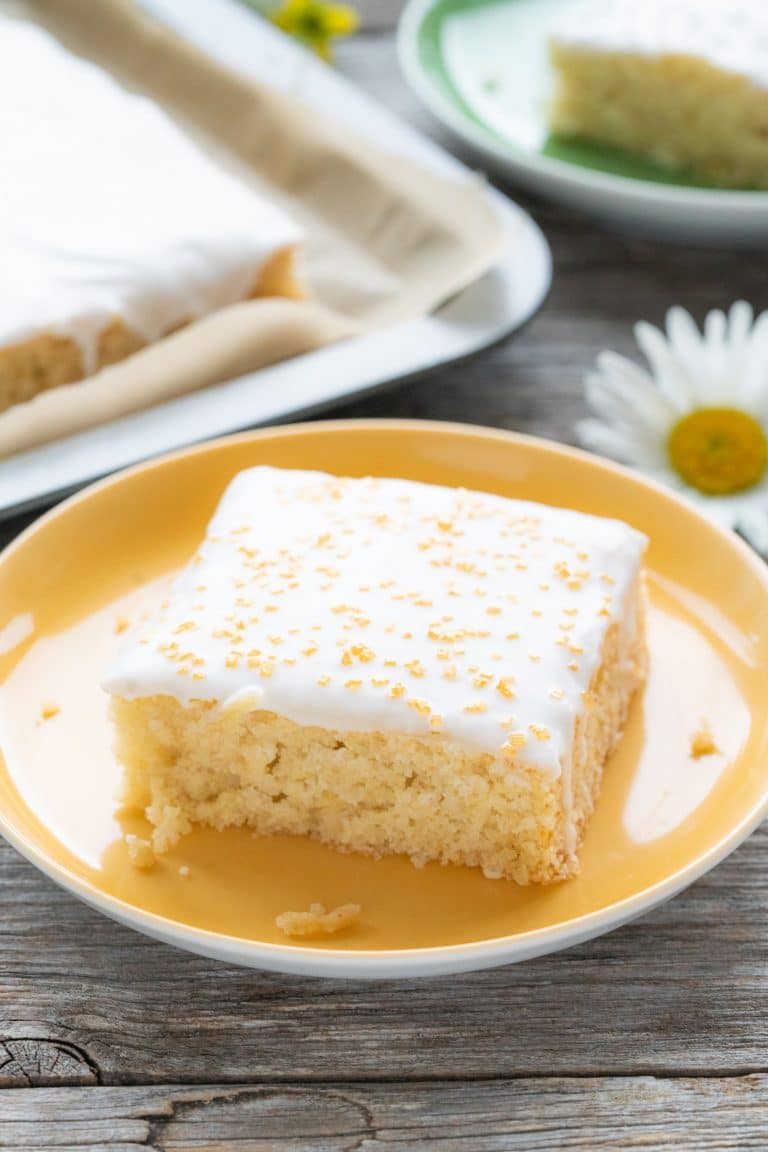 Wonderfully moist Vegan Lemon Cake without Eggs, Butter or Milk