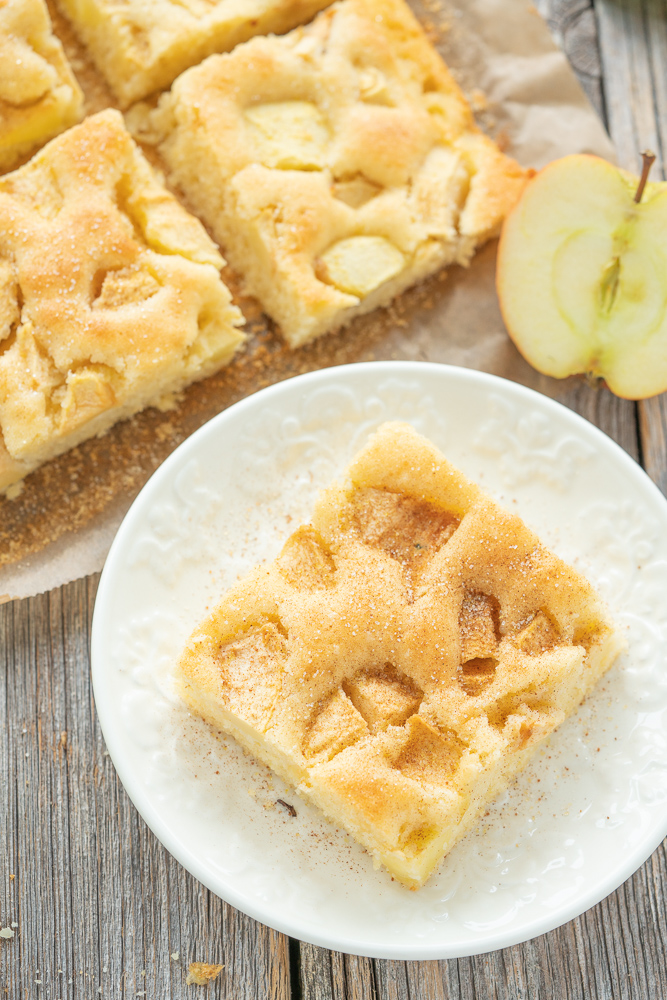 Apple-cinnamon cake from the baking sheet