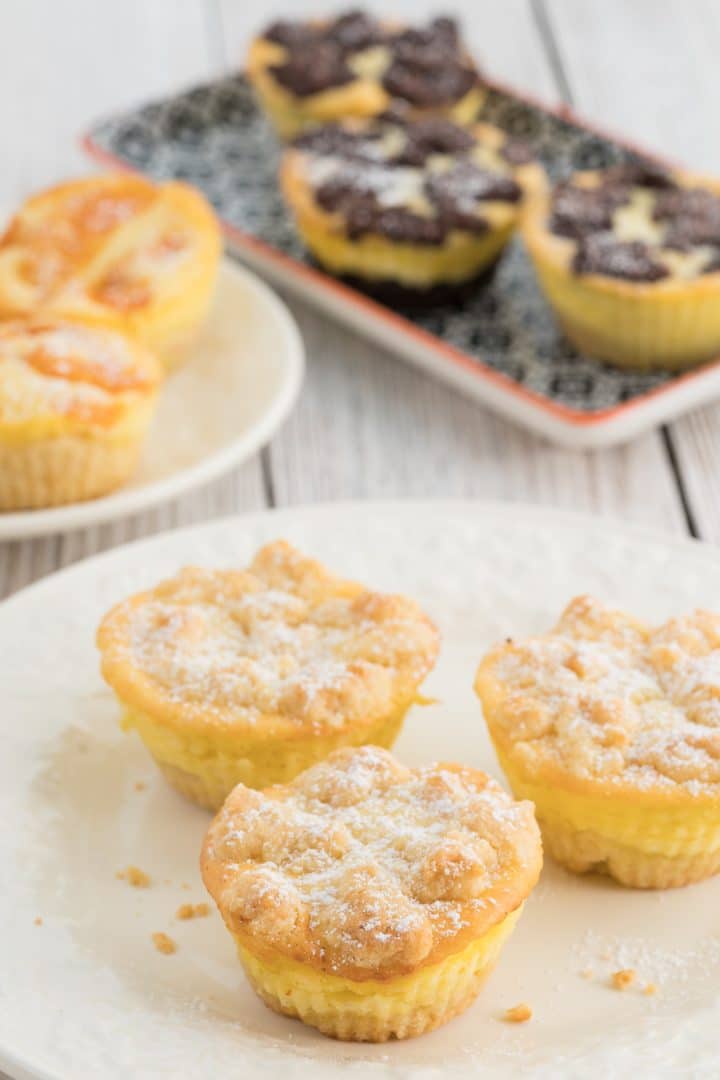 Cheesecake muffins with crumbles