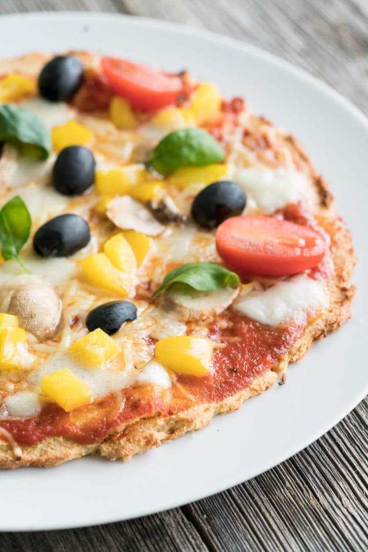 Low carb pizza with almond base