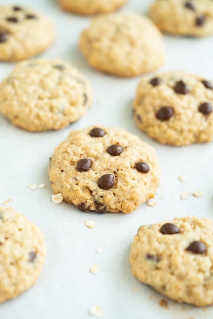 Simple oatmeal cookies with chocolate