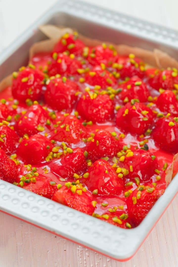 Strawberry cake with pudding