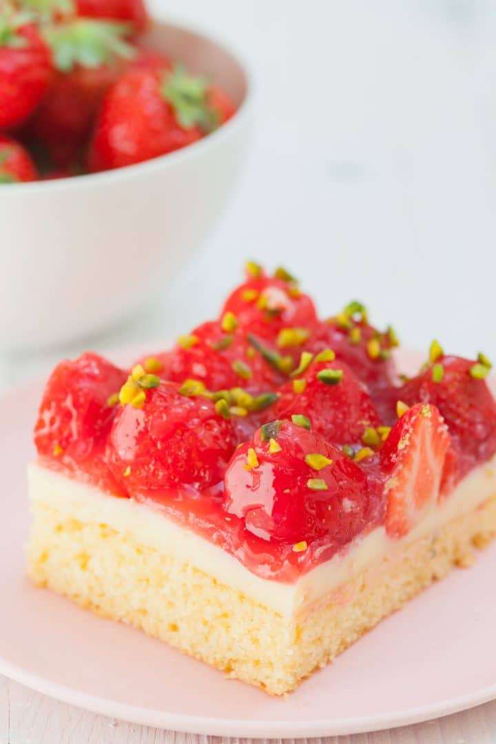 strawberry pudding sheet cake