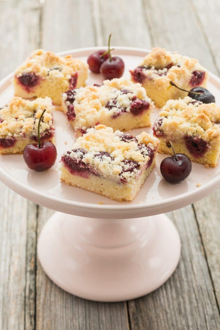 Cherry cake with crumble