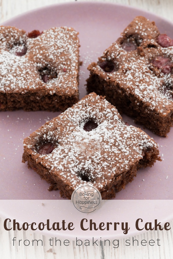 Fancy a moist cake with chocolate and cherries? This chocolate cherry sheet cake is easy and tastes delicious: chocolatey and fruity!