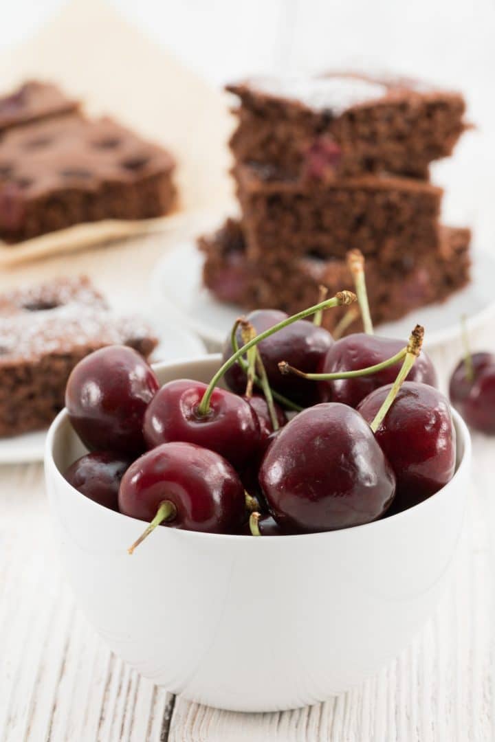 last-minute-chocolate-cake-with-cherries