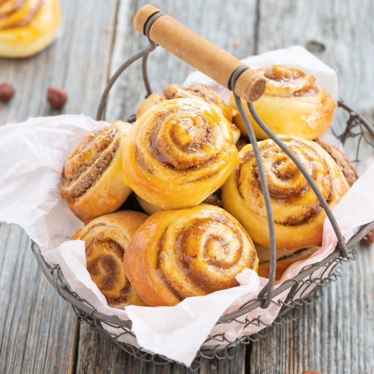 Nut Rolls with Cinnamon Filling