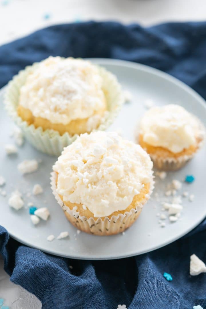 snowflake-cupcakes-with-coconut-and-lemon