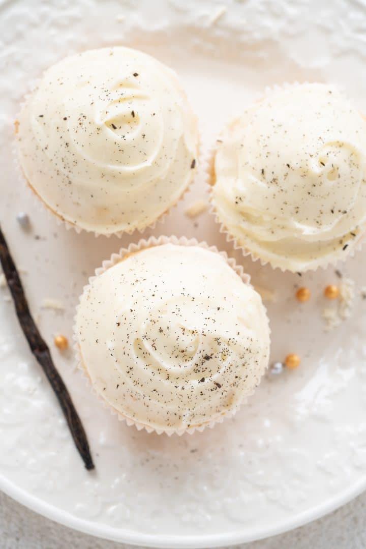 vanilla-cupcakes-with-frosting