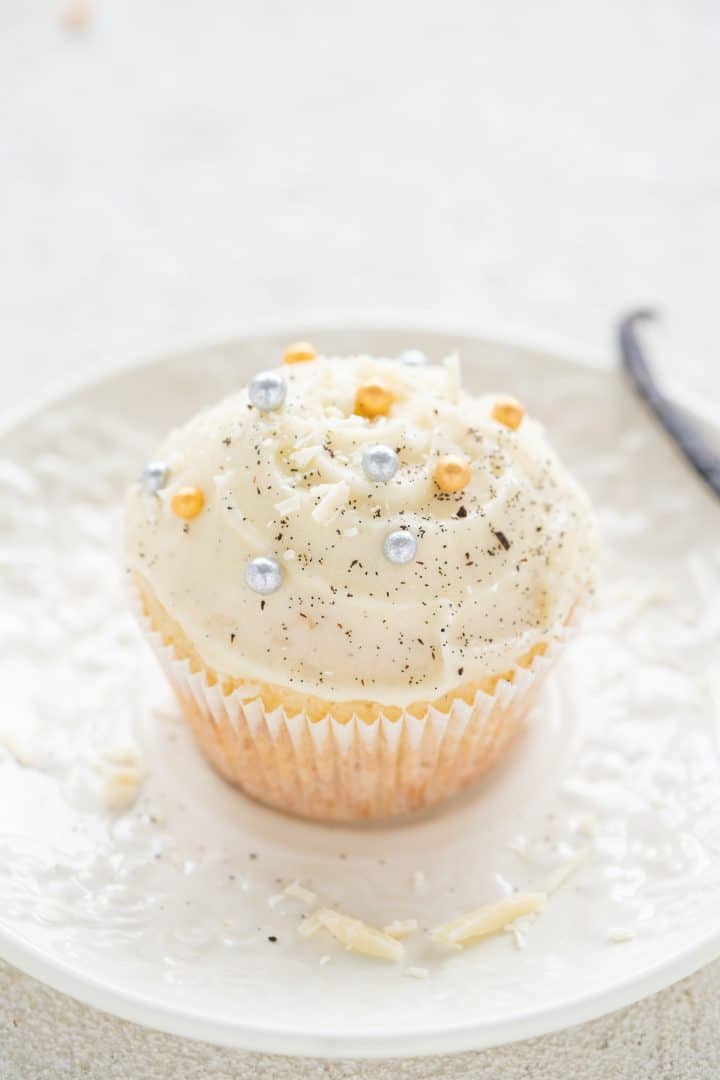 vanilla-cupcakes-with-topping