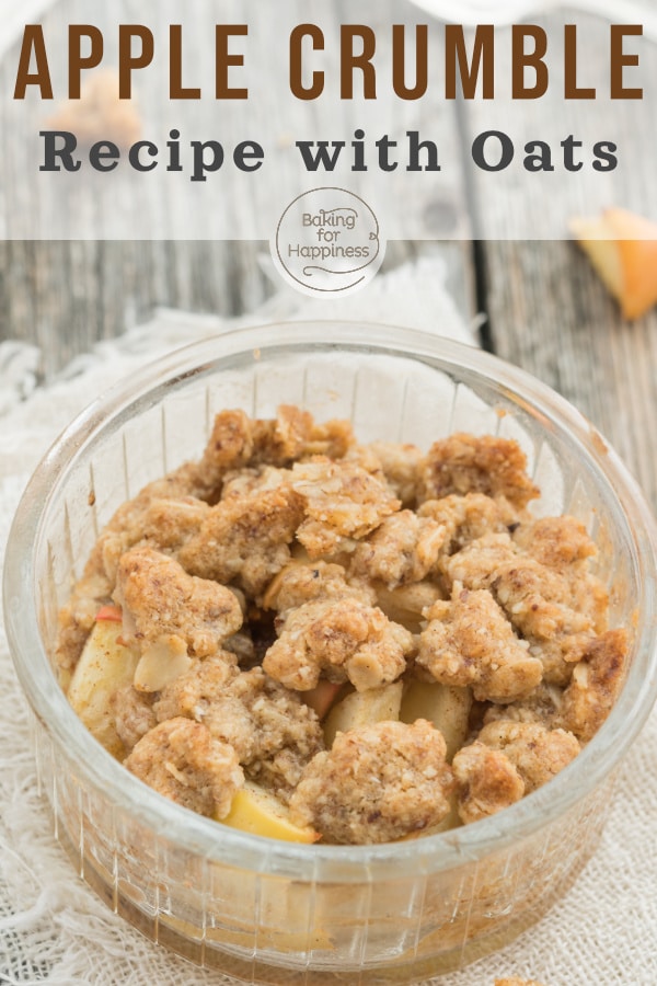 Moist apple pieces, big crunchy crumbles and a lovely amount of cinnamon: Apple crumble with oats is a perfect dessert for the cold days.