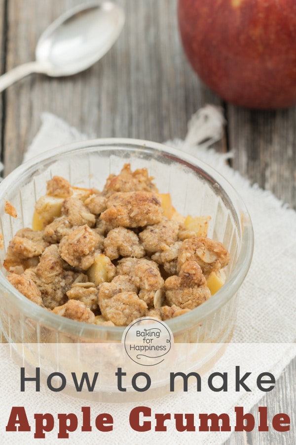Moist apple pieces, big crunchy crumbles and a lovely amount of cinnamon: Apple crumble with oats is a perfect dessert for the cold days.