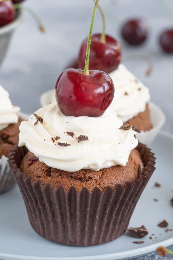 chocolate-cherry-cupcakes