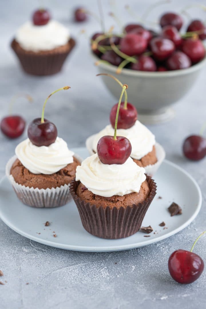 cupcakes-with-cherries-and-chocolate