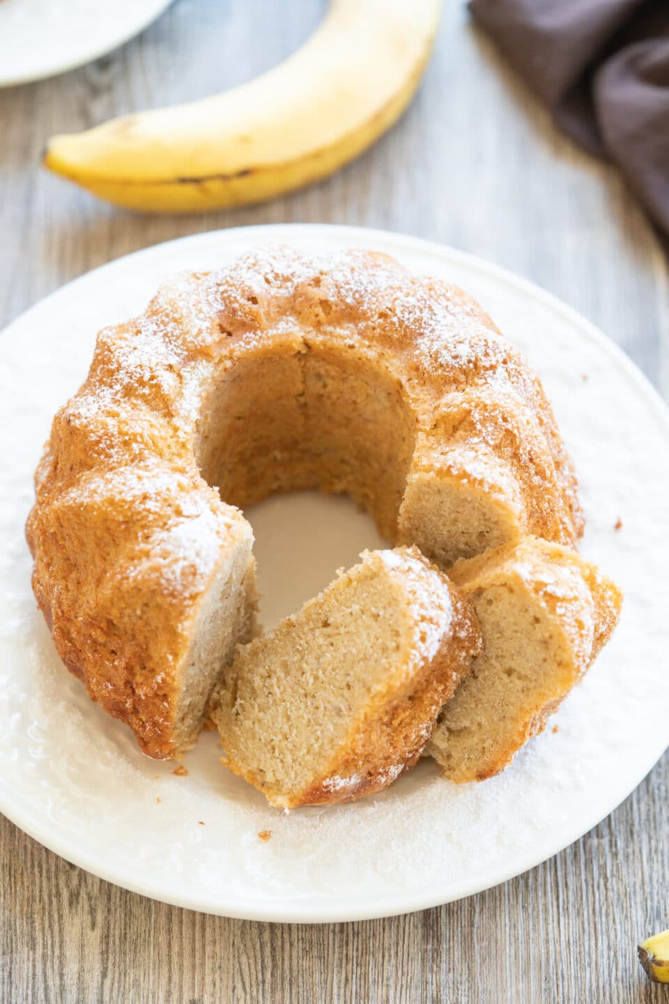 bundt cake with bananas