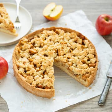 Delicious Classic Apple Crumble Cake