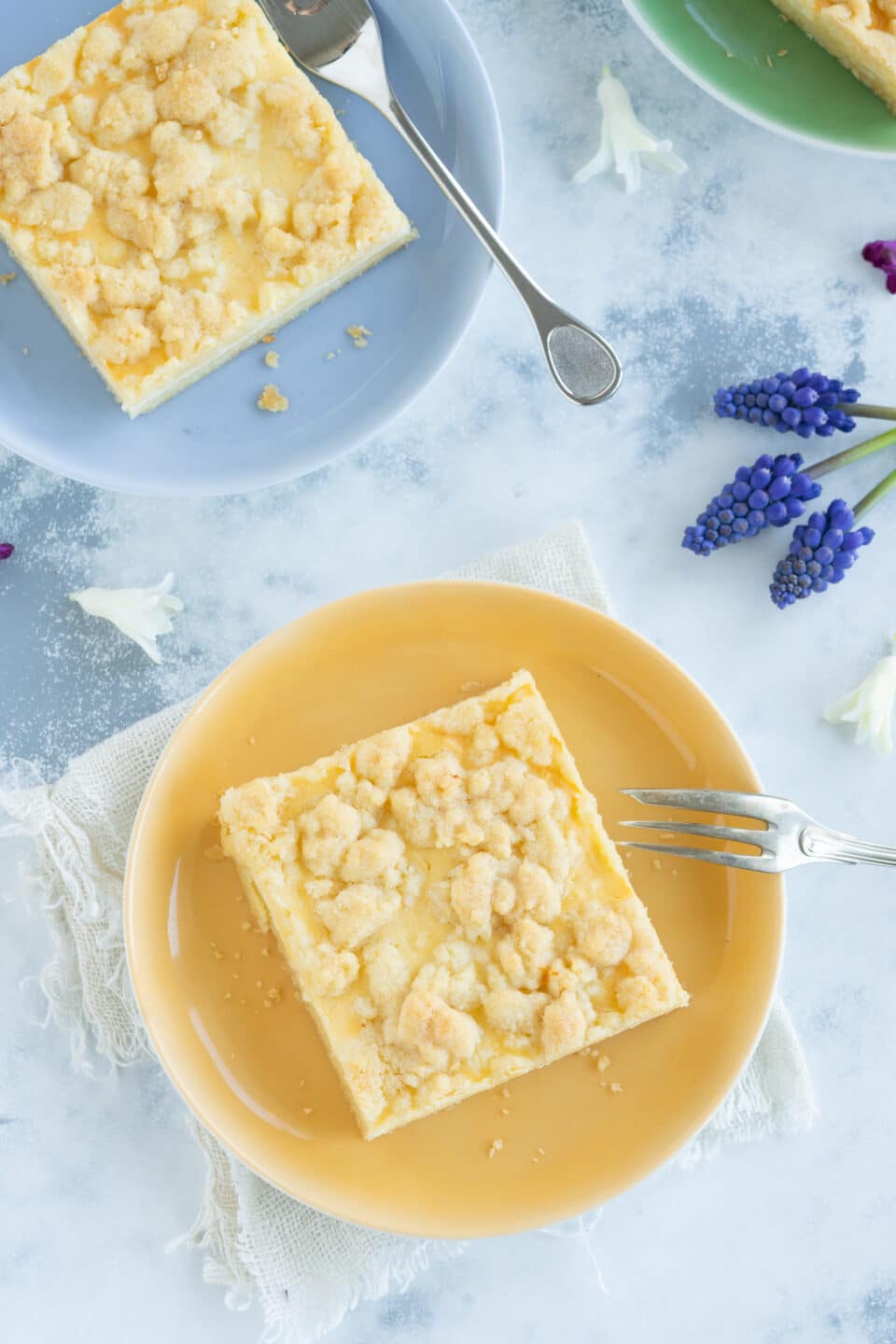 cheesecake with crumbles from the baking sheet