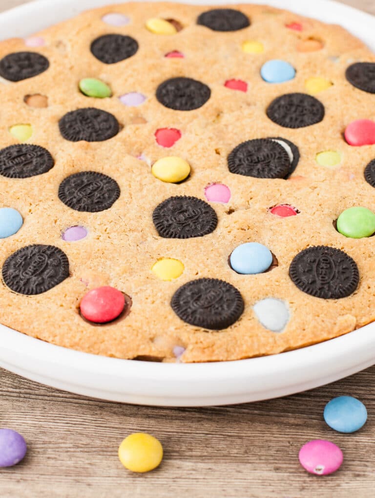 Cookie Pie: Colorful Cake with Treats