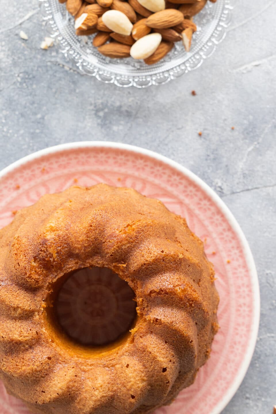 Fluffy and Moist Cake with Almonds