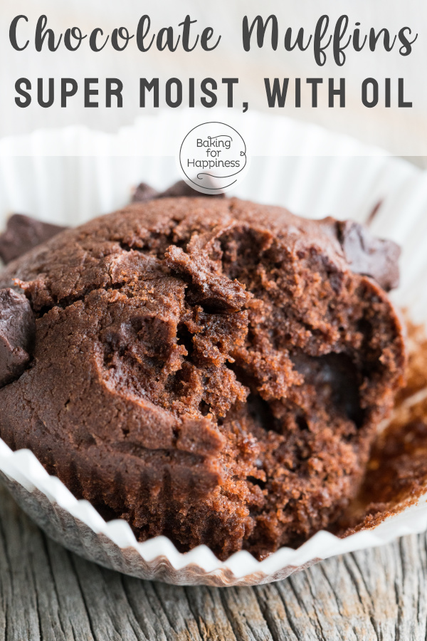 Easy recipe for super moist chocolate muffins with oil: you only need a few ingredients and five minutes of preparation time.