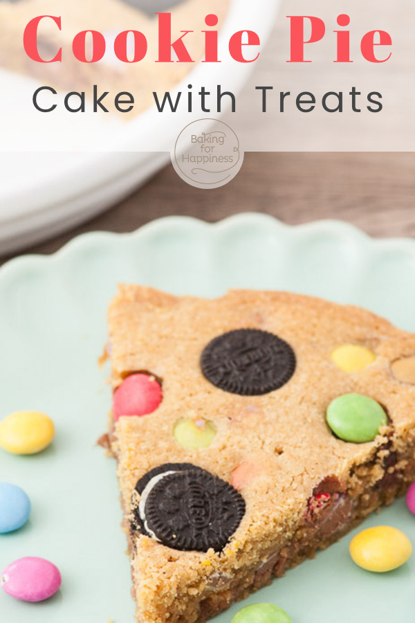 This cookie pie, a colorful cake with treats, is chewy on the inside and crunchy on the outside. A real eye-catcher!