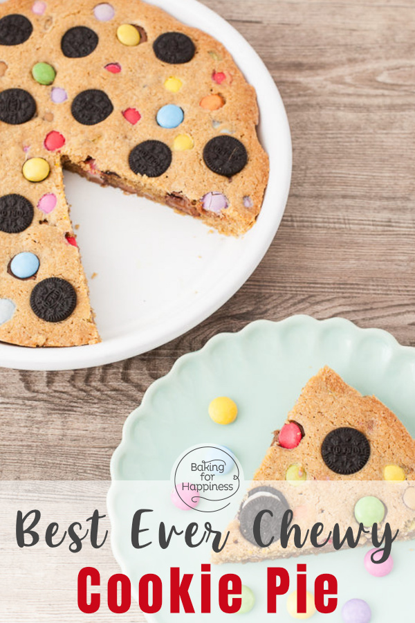 This cookie pie, a colorful cake with treats, is chewy on the inside and crunchy on the outside. A real eye-catcher!