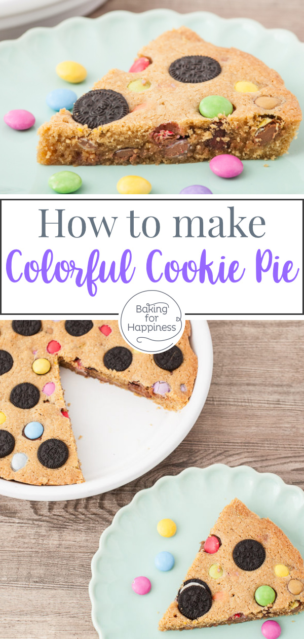 This cookie pie, a colorful cake with treats, is chewy on the inside and crunchy on the outside. A real eye-catcher!