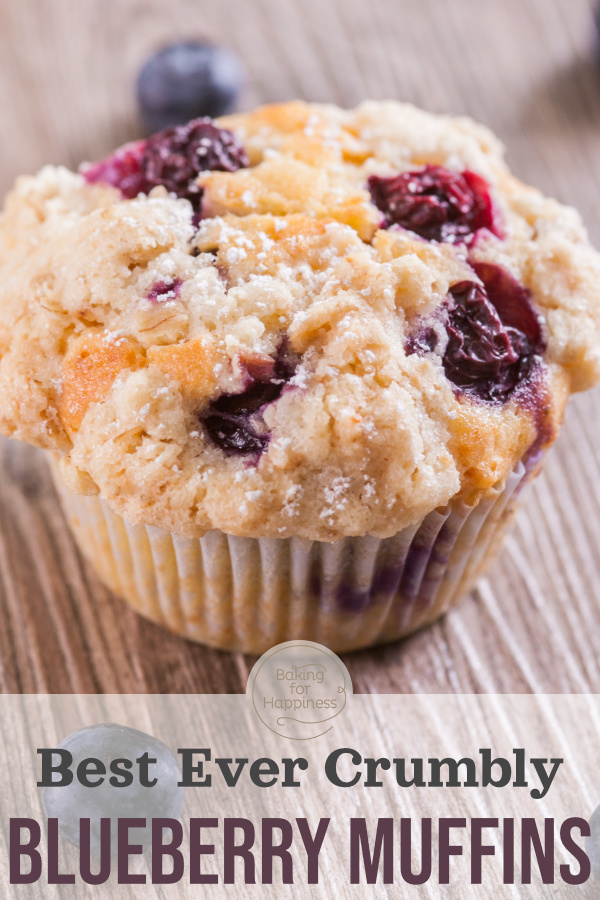 Easy recipe for American blueberry muffins with crumbles and buttermilk - wonderfully fluffy, fluffy and moist. Bake them right away!